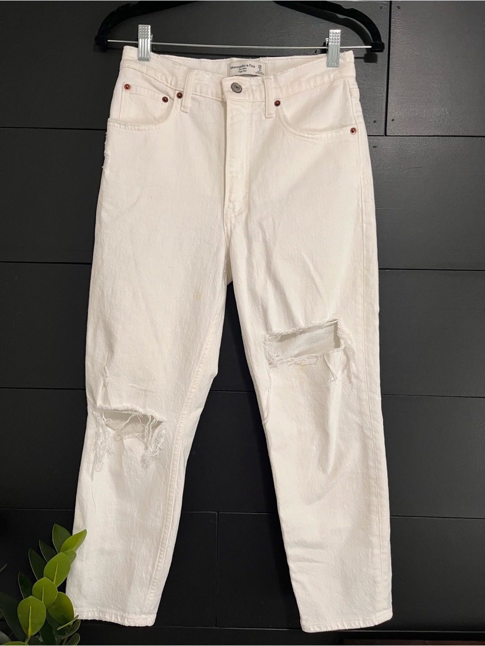 ABERCROMBIE & FITCH The Mom Hi-Rise Distressed White Denim Jeans Pants 26/2s EUC